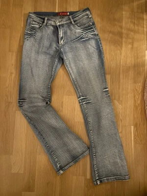 Blå bootcut jeans med slitningar - Ett psr jättecoola bootcut jeans, köpa i Köpenhamn!! Det står att storleken är Xl, men passar mig både i längd och midja och har vanligtvis har 36 i jeans