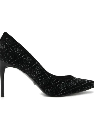 Svarta pumps med strass från Guess - Snygga svarta pumps från Guess i sammet med spetsig tå och hög klack. Skorna är dekorerade med glittriga strassdetaljer i ett rutigt mönster över hela ovandelen. Perfekta för dig som vill sticka ut med en elegant och trendig look i storlek 37, orginal pris 1800, pris går diskuteras 