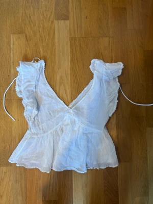 Topp från nelly - Säljer en superfin vit topp från Nelly i storlek 36