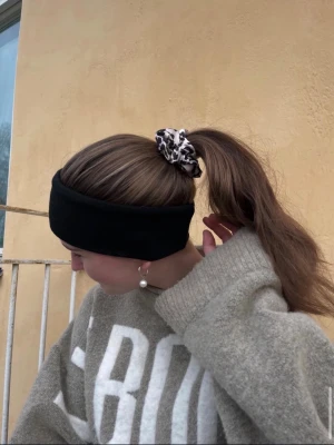 Pannband 01  - Namn: 01  Material: 100% kashmir  Antal: 3 st 299 kr, ink frakt