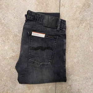Nudie jeans - Hej! Säljer dessa  jeans i storlek W 31 L 34  . De är SPRILLANS NYA och i 10/10 Skick. Nypris var  2000+  säljs för 699kr . Hör gärna av dig vid minsta fråga eller om du vill ha fler bilder! 🙌 Pris är diskuterbart! 
