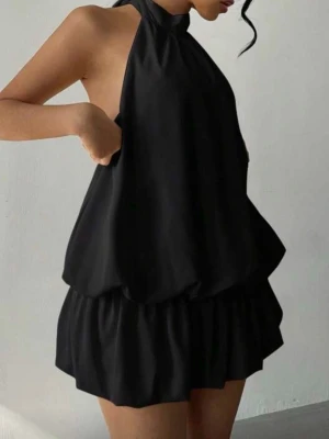 Klänning - Superfin svart miniklänning med öppen rygg. Nyskick. Storlek xs🩷