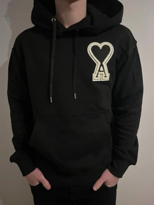 Ami Paris hoodie  - En väldigt clean och snygg hoodie av märket ami Paris. Bekväm och varm hoodie.