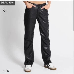 Läderbyxor - Säljer dessa superfina läder byxor från lager 157💕Modellen är ”ICON” och de är använda några gånger💕 Orginalpris är 400 men säljer de för 150 kr då dom också är lite klippta i lappen och lite använda men inget som syns.🙌