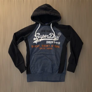 Superdry Hoodie - Tja! Säljer just nu en Superdry Hoodie i storleken (S): pris: 449kr. Hör av er vid funderingar!