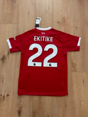 Liverpool EKITIKE fotbollströja - Helt oanvänd med tags kvar och Adidas påse. Storlek small. Skriv privat för fler bilder eller vid funderingar!