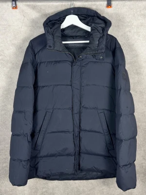 J.Lindeberg Jacka | L - Snygg vinterjacka från J.Lindeberg. Liten skada på vänster arm, se bilder. Storlek L. 