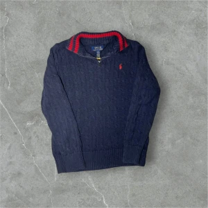 Mörkblå quarterzip tröja från Ralph Lauren - Säljer en snygg mörkblå quarterzip tröja från Ralph Lauren i riktigt fint skick utan skador eller missfärgningar och är i storlek 10-12 (ca XS) och den passar dig som är 160. Perfekt för kyliga dagar! Kontakta om frågor och pris kan diskuteras!🤩🤩