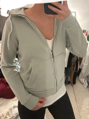 Ljus/mintgrön hoodie - Säljer en tröja från märket Etirel (köpt från Intersport så kan vara deras egna märke). Storlek XS.