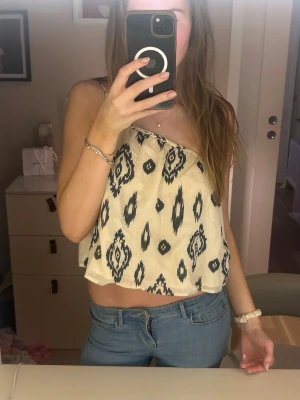 Beige och svart mönstrad topp Zara  - Säljer denna fina topp ifrån Zara i storlek xs 💗