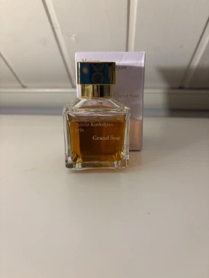Maison Francis Kurkdjian Grand Soir - Upptäck Grand Soir från Maison Francis Kurkdjian – en exklusiv parfym i elegant flaska. Perfekt för dig som vill sticka ut med en lyxig och modern doft. Kvitto finns från NK. Skriv vid minsta lilla fundering🙌