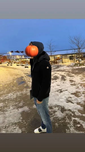 Moncler tricot maglione cardigan  - Tja! Säljer nu en lite schystare Moncler Cardigan som är sällsynt, den är i grymt skick, storlek L, nypris ~ 8499kr, vårt pris 2199kr, ge gärna prisförslag! 💛