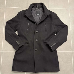 J.Lindberg rock - Rock från J.Lindberg | Storlek:M | Färg: Svart | Skriv vid funderingar |