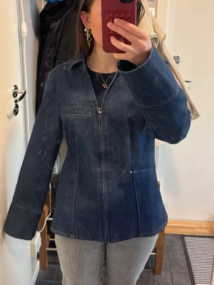 Mörkblå jeansjacka från JDY - Säljer en stilren mörkblå jeansjacka från JDY i storlek S. Jackan har dragkedja framtill, klassisk krage och raka ärmar. Jackan har en liten repa framtill, men det är inget som syns jättemycket eller stör. Passformen är normal 💗
