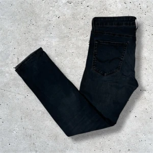 Jack & Jones jeans Slim/Glenn - Säljer detta par svarta/väldigt mörkblåa jeansen från Jack & Jones | W31 L30 | modell: Slim/Glenn | skick: 9/10 | Hör av er vid frågor, pris kan diskuteras 🤝