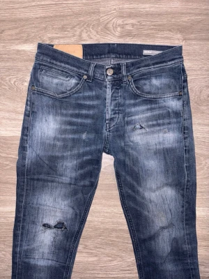 Dondup George Jeans - Hej! Säljer dessa tvärfeta Dondup jeans i modellen George med slitningar ⚡️🤩|| Skick : Bra || Storlek : W30 || De är cirka 38cm över midjan, och cirka 96cm från midjan å ner ⚡️🌟 || Har du några frågor är det bara att höra av sig! ✨⚡️