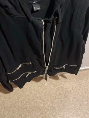 Hoodietröja i bomull med detaljer. - Hoodietröja med detaljer som dragkedjor. Bomull. Säljs på fler sidor.