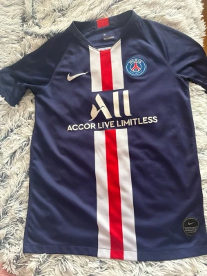 Sport Tröja Nike - Hej! , jag säljer en original Nike sporttröja, nummer L efter min dotter, bra för både flickor och pojkar. pris 230kr. Välkommen 