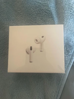 AirPods Pro 3 - Helt nya Apple AirPods Pro 3 i oöppnad originalförpackning. Trådlösa hörlurar med aktiv brusreducering, laddningsetui och fem olika öronproppar. Kompatibla med USB-C, MagSafe och Qi-laddare. Perfekt skick, aldrig använda.