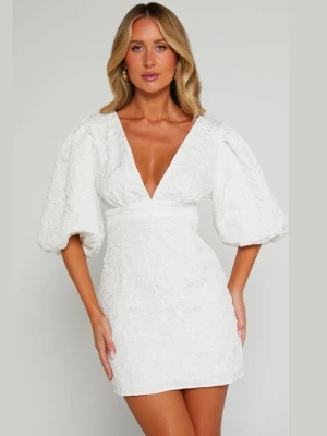 Studentklänning Showpo - Superfin vit kort klänning med djup v-ringning.  Klänningen har puffiga trekvartsärmar och ett strukturerat tyg som ger en lyxig känsla. Perfekt för sommarens alla tillfällen men en helt otrolig studentklänning😍