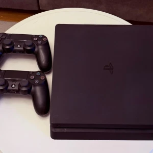 PlayStation 4 Slim 500 GB + 2 kontroller – bra skick - Säljer en PlayStation 4 Slim (500 GB) i bra skick. Konsolen fungerar felfritt och är väl omhändertagen. Använd i rök- och djurfritt hem. Ingår: 	•	PlayStation 4 Slim – 500 GB 	•	2 st original DualShock 4-kontroller 	•	Strömkabel 	•	HDMI-kabel  Redo att kopplas in och börja spela direkt.