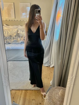 Satin klänning - Såå fin satinklänning från hm!😍 jag är 179 och den är lite kort på mig🫰🏼