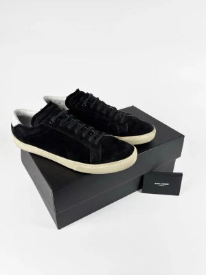 Sain Laurent sl/06 skor - | Säljer ett par Saint Laurent SL/06 sneakers i riktigt bra använt skick | Storlek: 43 | Box & dustbag ingår | Hör av dig vid frågor eller funderingar