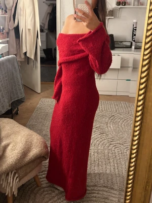 Röd lång stickad offshoulder-klänning - Säljer en röd långklänning i stickat material med offshoulder-modell och vida ärmar.Perfekt för dig som vill ha något både mysigt och snyggt. Lämpligt om man ska klä upp sig eller åka utomlands🩷 den är ifrån SHEIN 
