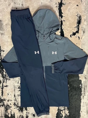 Under Armour tracksuit  - Finns i storlekar! Hör av dig för att få rätt storlek!