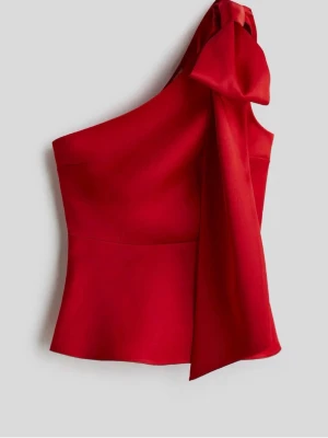 Röd oneshoulder topp med rosett - Säljer en snygg röd oneshoulder topp med stor rosett på axeln. Aldrig använd så prislappen finns kvar❣️ i storlek S 