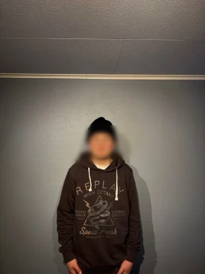 Replay hoodie  - En hoodie från replay med ett fett tryck på. Passar till många outfits. Modellen är 170 lång och den sitter lite stort på honom. Bara att höra av sig vid funderingar. MVH Holmbergs🔥. OBS PRISET EJ HUGGET I STEN GÅR ATT DISKUTERA!!!🔥