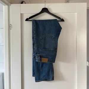 Blå Jeans - Ett par blå jeans från Weekday. Relativt använda men ändå i bra skick förutom lite slitage längst ned på båda benen, därav lågt pris.