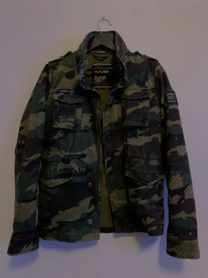 Camo field jacket - Säljer en otroligt fet camo field jacket i storlek S i sick 10/10 pris 599 men pris kan självklart diskuteras vid snabb affär