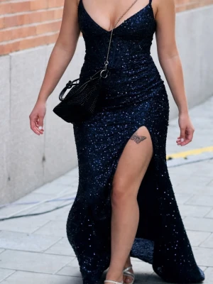 Marinblå glittrig långklänning med slits - Säljer min balklänning, använd 1 kväll. Super fin den är marinblå och glittrar och släpas som fint efter när man går. Köpte på Plick för 1500, hade också bara används 1 gång innan mig. Passar S/M 