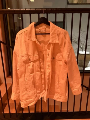 Beige jeansjacka från MNG Denim - Säljer en beige jeansjacka från MNG Denim i klassisk modell med krage, knappar framtill och två bröstfickor. 