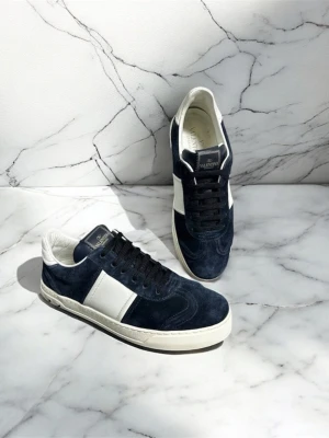 Valentino Flycrew Skor  - Extremt Populära & Efterfrågande Marinblå Valentino Flycrew Skor | Storlek: 44 | Ingår: Dustbag | Material: Mocka |Tveka inte att höra av dig vid minsta fundering eller fråga!