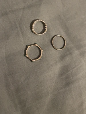 Ringar - Silver ringar basic lätta och en i plast 