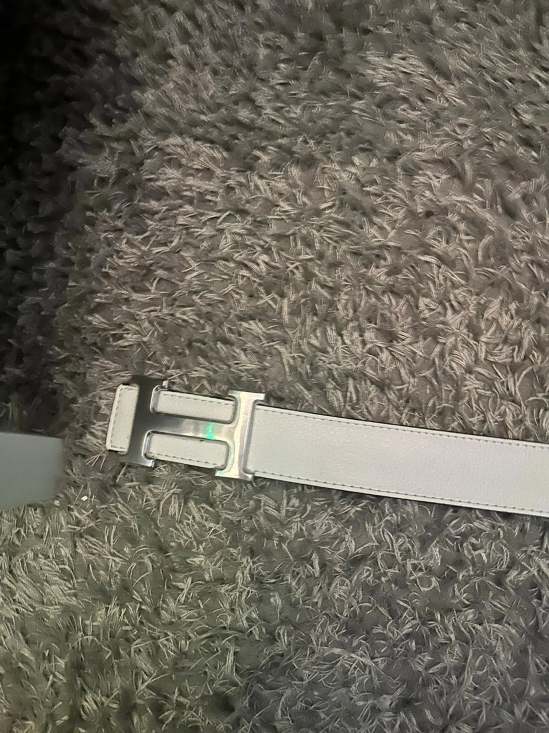 Vändbart vitt och svart bälte med H-spänne - 1