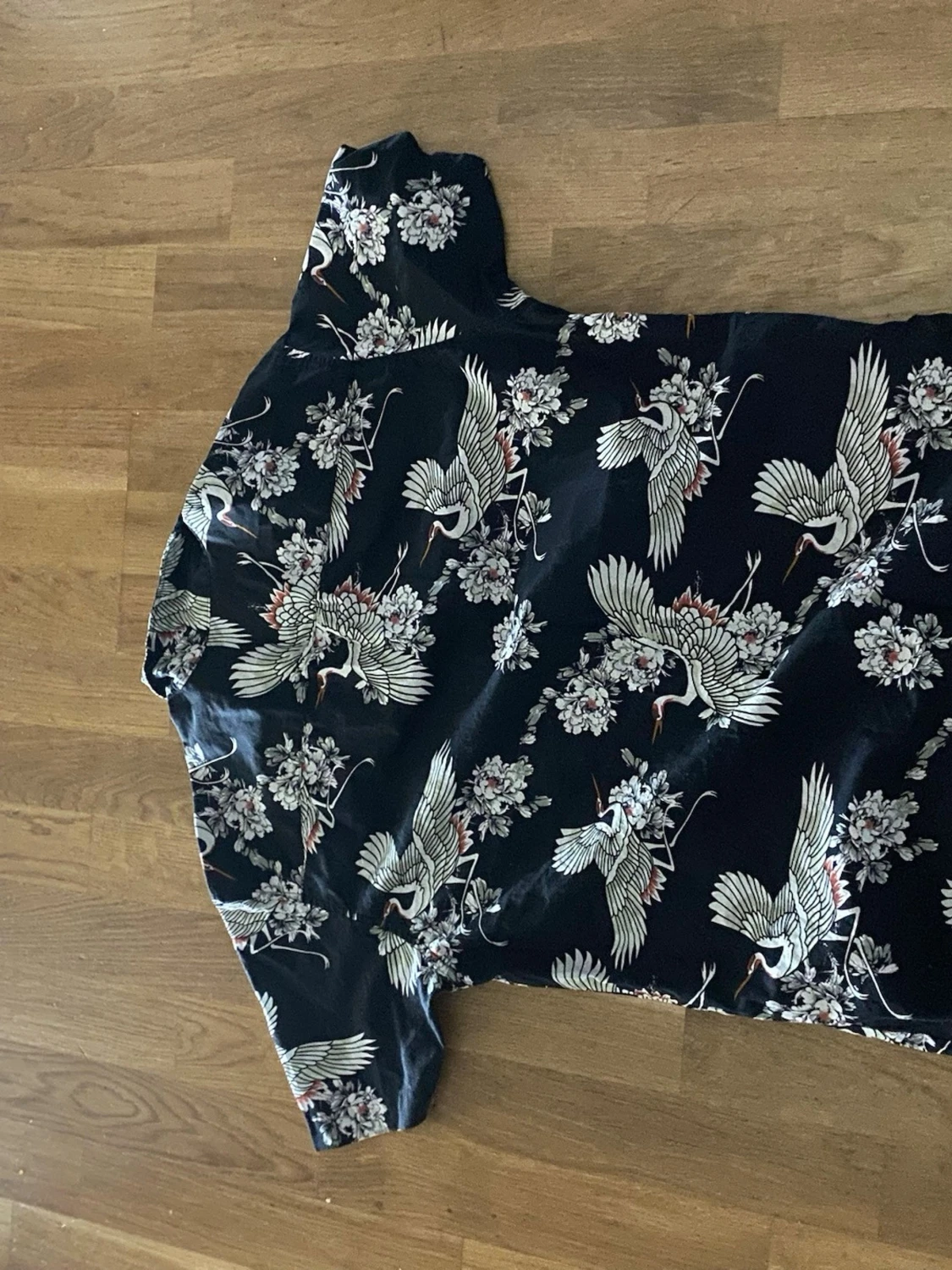 Svart blommig skjorta med fågelmönster - 3