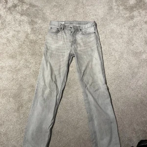 Grå raka jeans från Zara - Säljer ett par grå jeans från Zara i rak modell. Byxorna har klassisk femficksdesign och normal passform. Perfekta till en avslappnad stil och funkar året runt. Materialet är jeans och färgen är ljusgrå.