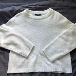 stickad tröja från lager 157  - Mysig vit stickad tröja från lager157 i storlek S. Tröjan har rund halsringning, långa ärmar och ribbade muddar vid ärmslut och nederkant. Perfekt för lager-på-lager och chill dagar.