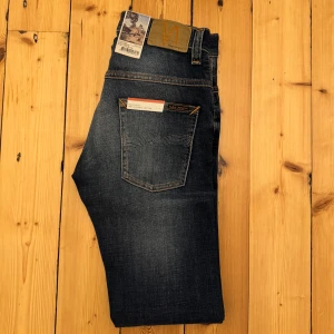HELT NYA Nudie jeans marinblå slim fit ”Thin Finn” W28 L32 - Tvärfeta marinblåa Nudie slim fit jeans | skick 10/10, helt nya med lappar | modell ”Thin Finn” | W28 L32 | pris i butik ca 1500kr, vårat pris 699kr, galet bra pris | vi postar inom 24 timmar, ofta inom 60 minuter | vi kan ej erbjuda en bild med jeansen på då det inte är våran storlek // HLselling