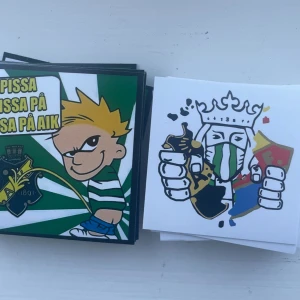 Hammarby/Bajen Klibbor/Klistermärken - Fina Bajen Klibbor perfekt för Bajen älskaren. Skriv hur många du vill köpa?                        Priserna är- 20 för 30 kr 50 för 70 kr 100 för 125 kr 150 för 170 kr och över 200 1 kr st