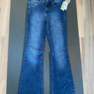 Blå bootcut jeans med utsvängda ben - Snygga(Helt nya/Oanvända) blå jeans med bootcut-modell och klassisk femficksdesign. . Perfekta att styla med sneakers eller boots.
