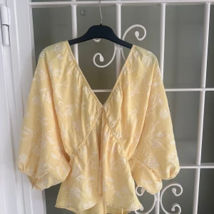 Gul blus - Superfin ljusgul topp, färgen gör sig allra mest rättvis på sista bilden då den är mer gul i verkligheten!🥰Använd 1 gång