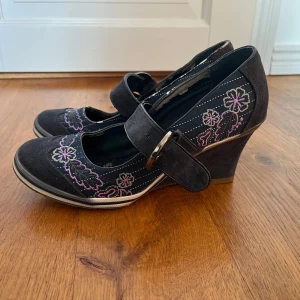 Vackra marinblåa broderade klackskor - Säljer typ de finaste klackskorna jag någonsin sett. Tyvärr är de för små för mig vilket är varför jag säljer dem. De är storlek 39 och är lite trasiga på insidan och på kanten, men ingenting som kommer synas så mycket när de använts. Jag är så ledsen över att jag inte kan behålla dem själv 🥲