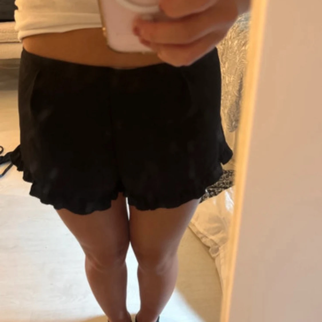 Svarta shorts med volangkant - 1