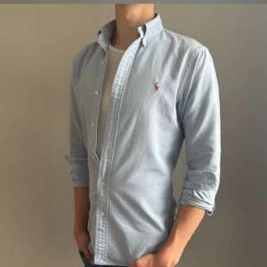 Ralph Lauren Skjorta - Hej säljer nu min fina Ralph Lauren skjorta. Den är i storlek S och i nyskick. Nypris ca 1600kr! Glömd inte följa