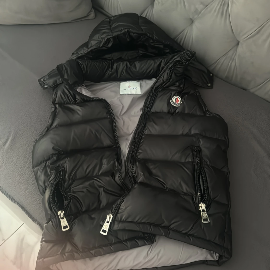 Svart dunväst från Moncler med huva - 4
