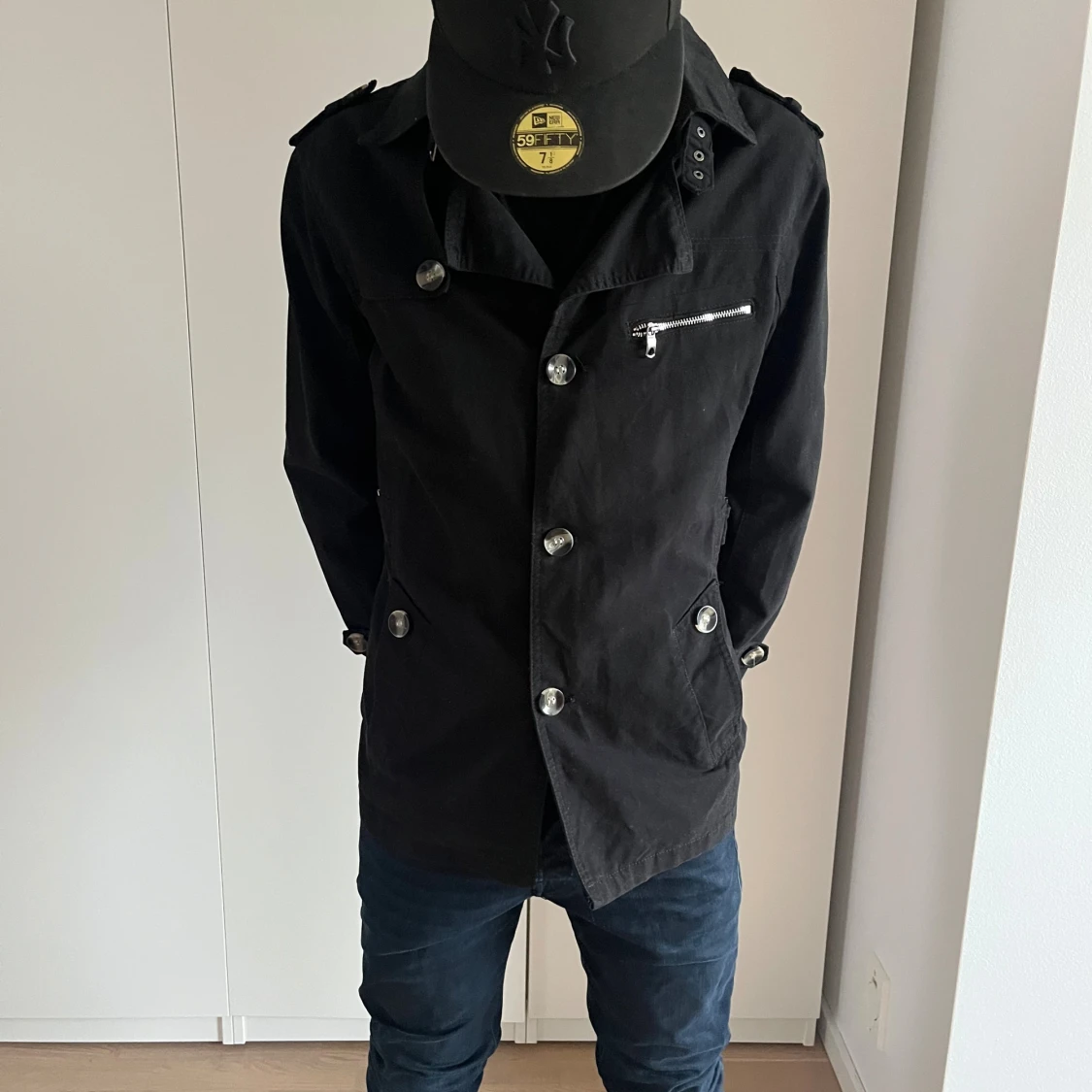 Svart rock från Fashion med detaljer - 2